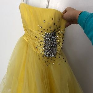Yellow puffy dress